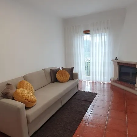 Lousa's Brown & White Apartment