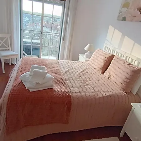 Lousa's Brown & White Apartment
